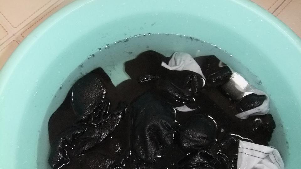 5、衣服掉头发对身体有害吗:衣服穿了洗衣服掉头发是质量问题吗?