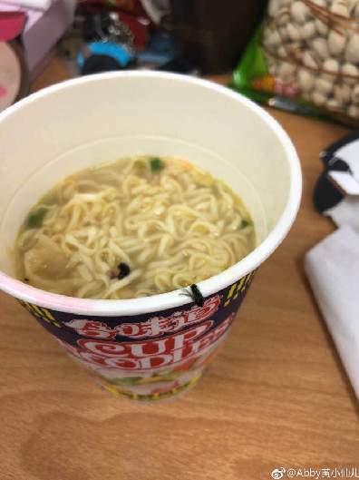 日清食品合味道海鲜面中吃出苍蝇
